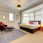 Stylish 2 Bedroom Maisonette With Parking