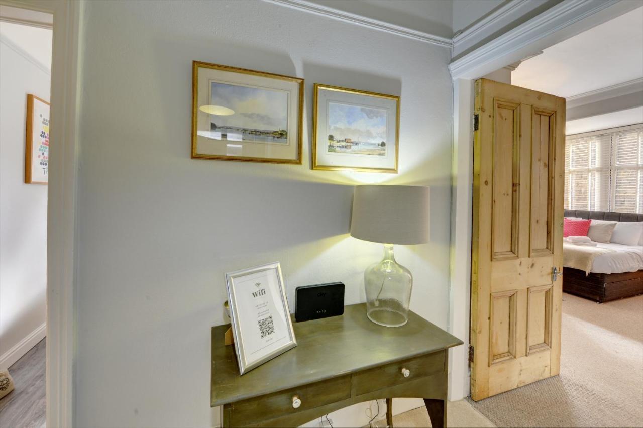 Apartment Stylish 2 Bedroom Maisonette With Parking *