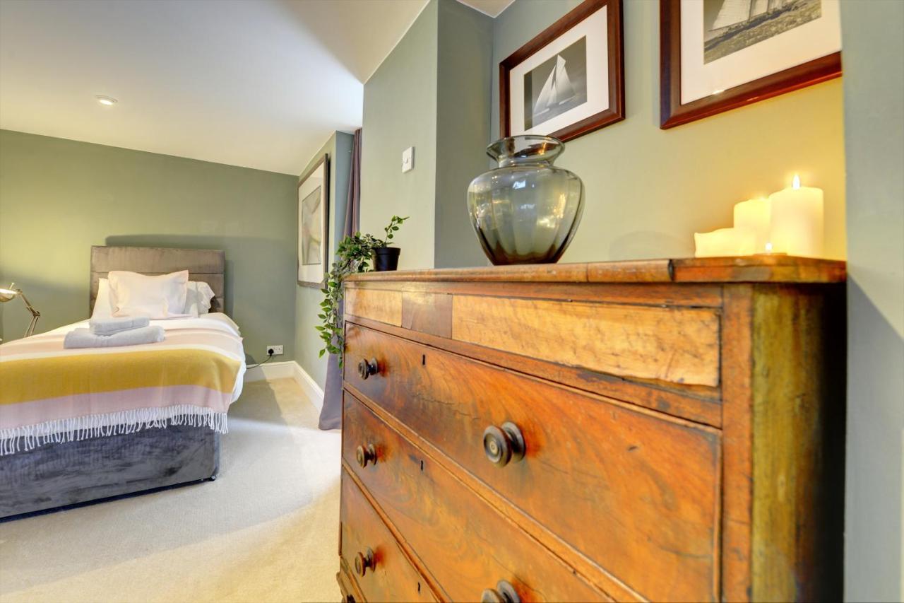 Stylish 2 Bedroom Maisonette With Parking