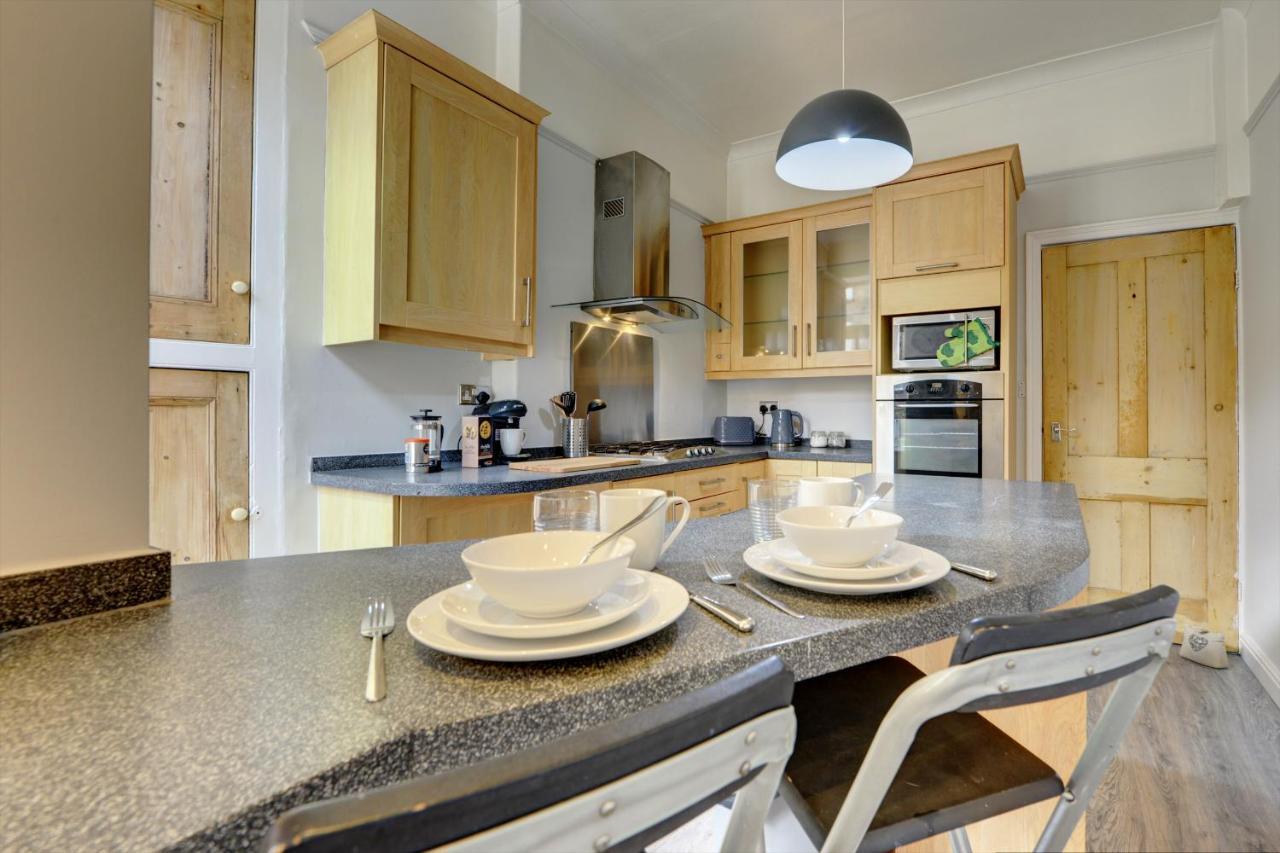 Stylish 2 Bedroom Maisonette With Parking *
